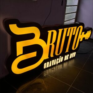 Letreiro luminoso em ACM