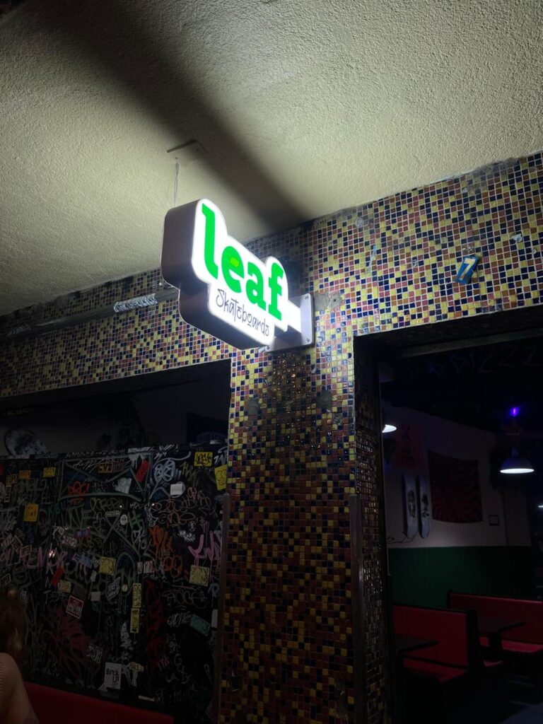 Letreiros luminosos em Cuiritiba