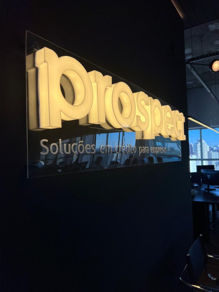 Letra caixa em acrilico luminoso