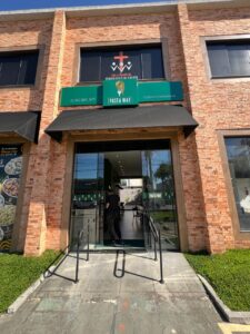 Detalhe do painel em ACM da fachada da Pasta Way com acabamento refinado